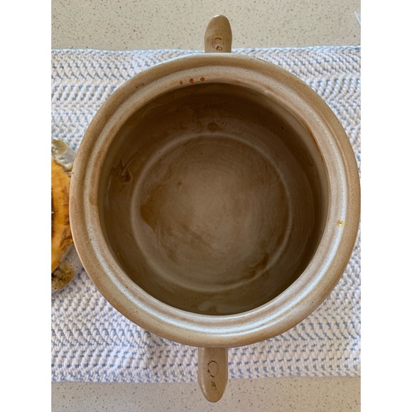 Rustic handmade pottery baker bowl with lid - Picture 8 of 16